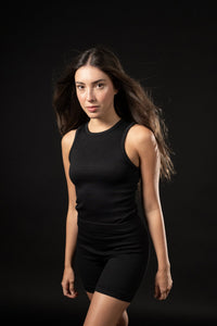 Pose de pilates con Tank Top Alea de Saltylines