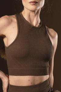 Modelo posando con Liora Top — top deportivo mujer