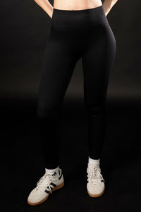 Pose de pilates con Legging Seamless Eira de Saltylines