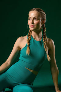 Liora Top Verde — Tiras Cruzadas y Soporte Deportivo