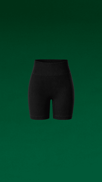 Pose de pilates con Short Seamless Nara — sin costuras