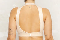 Top Deportivo Beige Aurora — Espalda Irregular y Alta Compresión