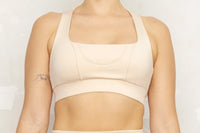 Top Deportivo Beige Aurora — Espalda Irregular y Alta Compresión