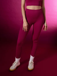 Modelo en estudio con Legging Seamless Eira de Saltylines