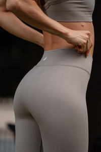Legging Ceniza Seamless Serra — Panel V y Sin Costuras