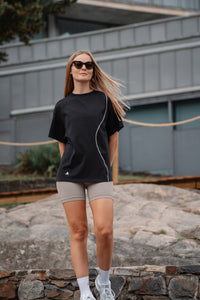 Camiseta Negra Oversize Omega — 100% Algodón para el Descanso Activo