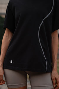 Camiseta Negra Oversize Omega — 100% Algodón para el Descanso Activo