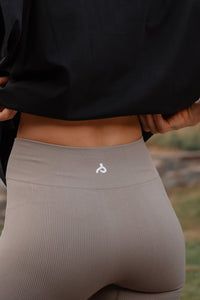 Short Ceniza Seamless Aura — Control Abdominal y Libertad de Movimiento